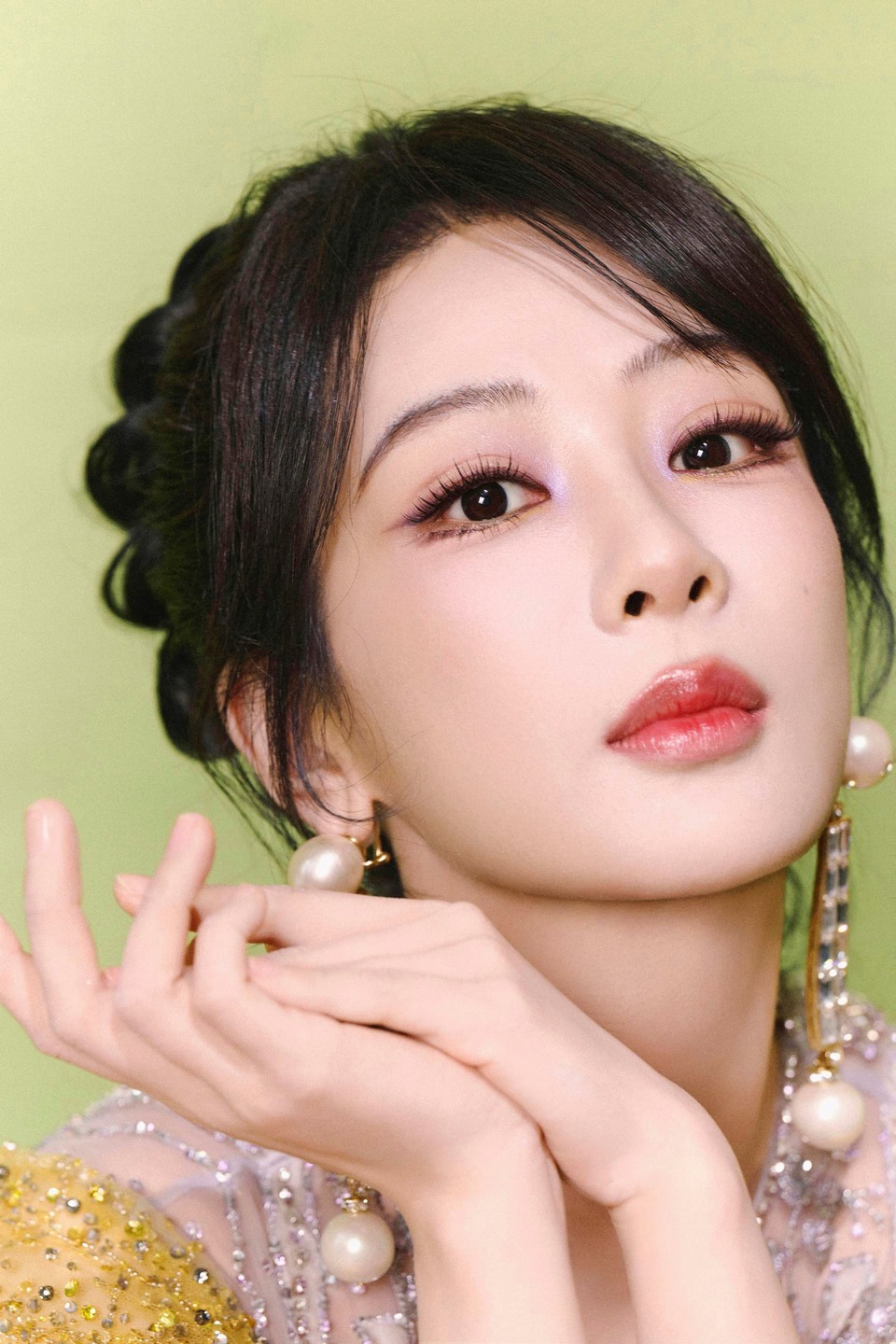 杨紫色彩重叠构建鲜活意境 光晕与发丝为伴装载缤纷思绪