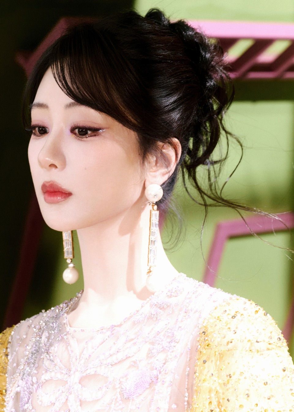 杨紫色彩重叠构建鲜活意境 光晕与发丝为伴装载缤纷思绪