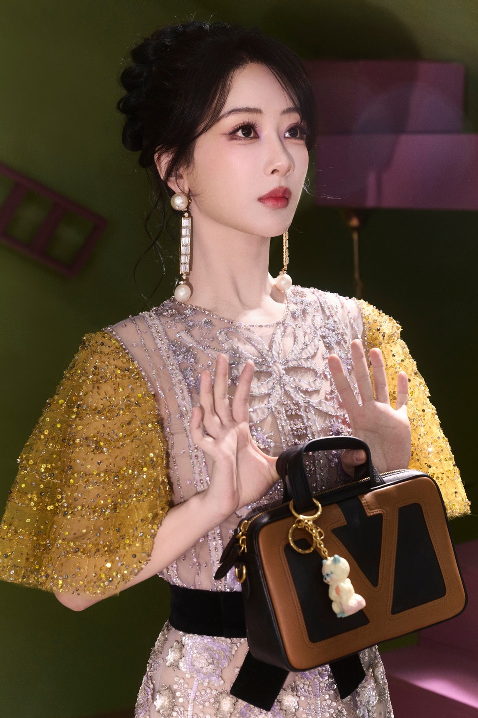 杨紫色彩重叠构建鲜活意境 光晕与发丝为伴装载缤纷思绪  第9张