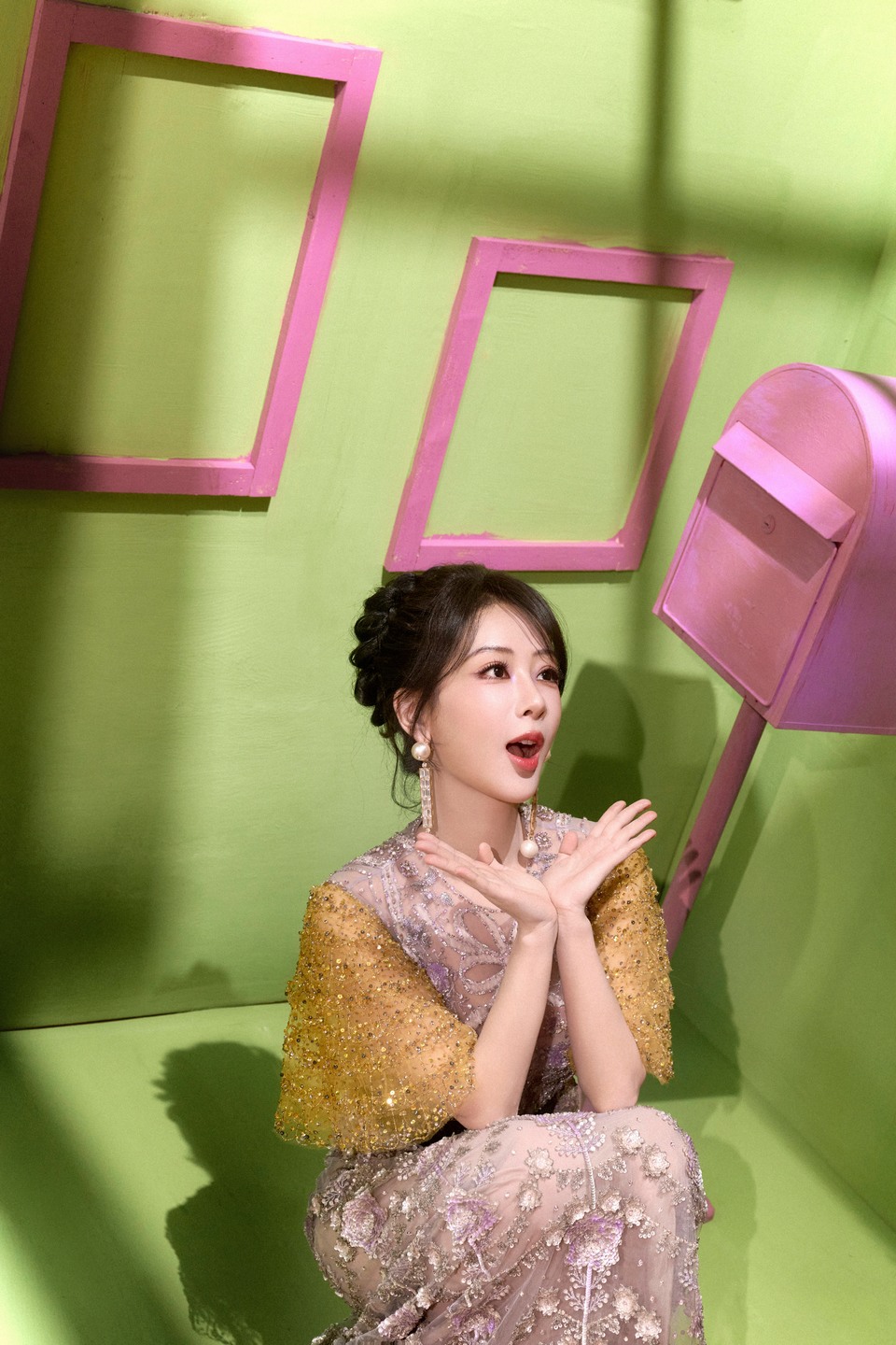 杨紫色彩重叠构建鲜活意境 光晕与发丝为伴装载缤纷思绪  第7张