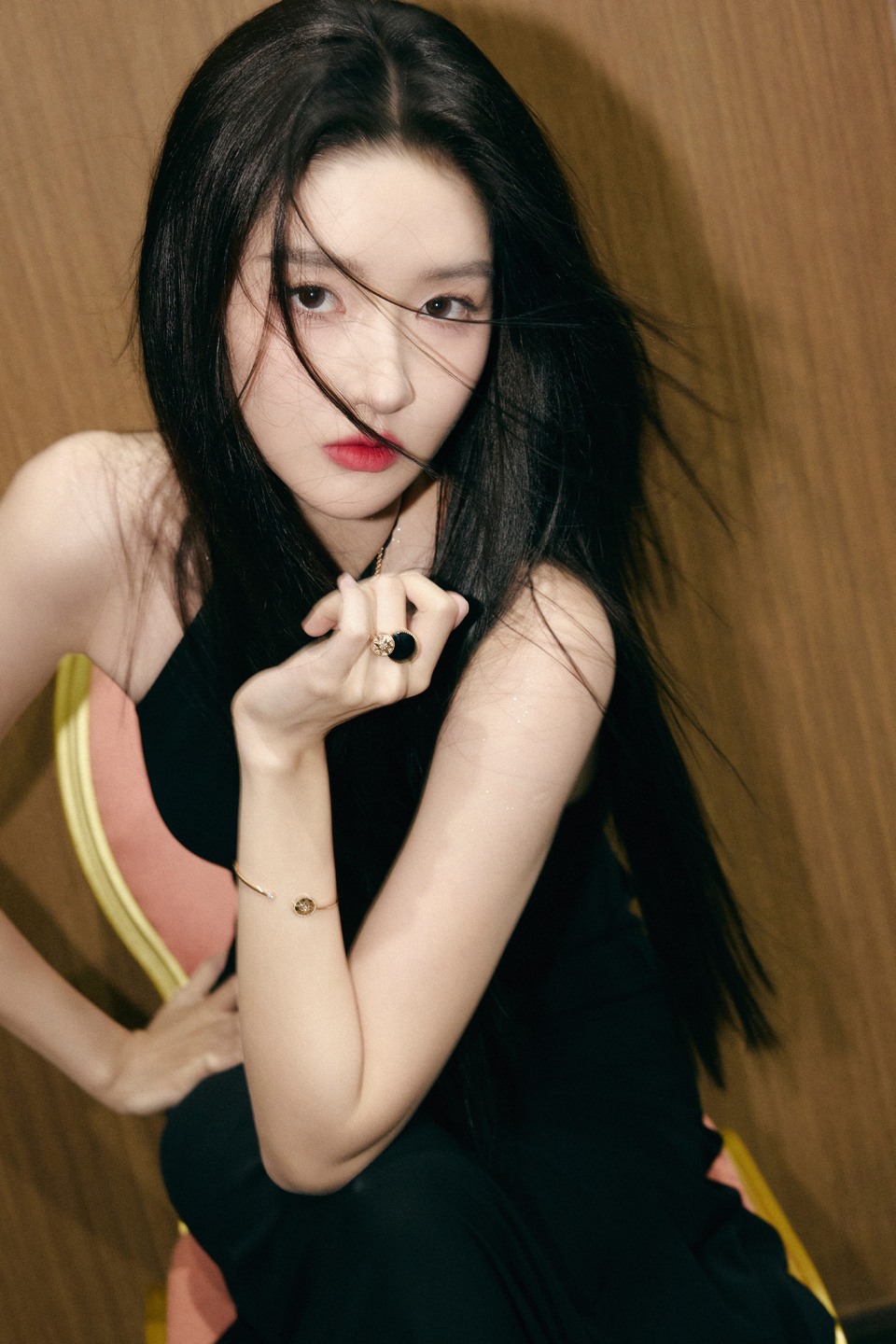 王玉雯风格自由切换 变身黑曜闪闪的女王大人