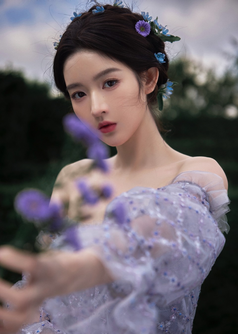 王玉雯花园舞会共赏魅力瞬间 薄雾迷朦中赴一场浪漫