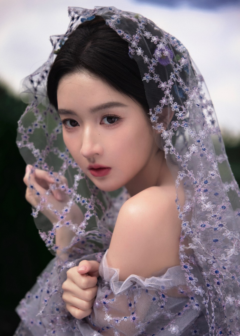 王玉雯花园舞会共赏魅力瞬间 薄雾迷朦中赴一场浪漫