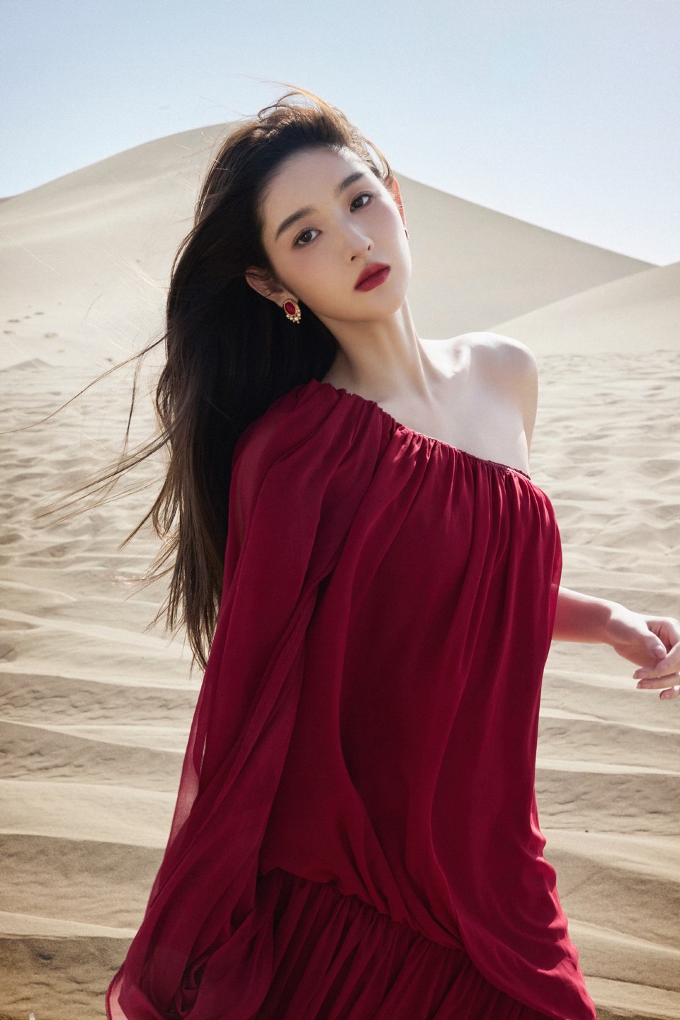 王玉雯循迹敦煌优雅自带气场 一抹红色的梦