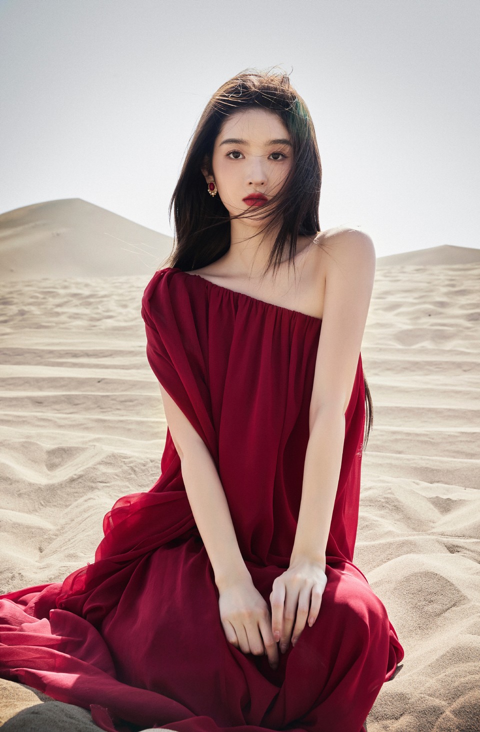 王玉雯循迹敦煌优雅自带气场 一抹红色的梦