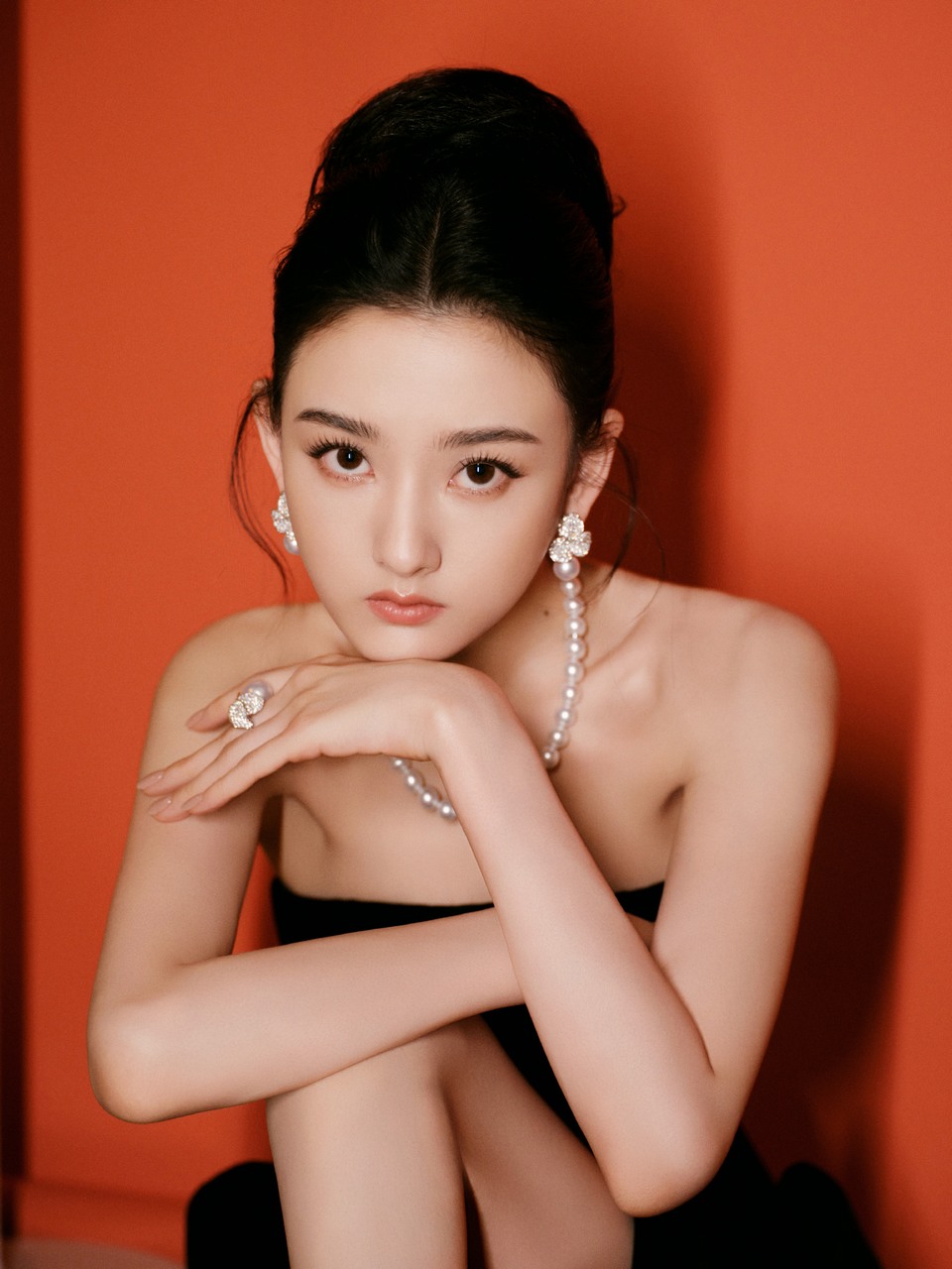 宋祖儿橙墙为笺黑裙作笔 在光影里书写奇幻故事