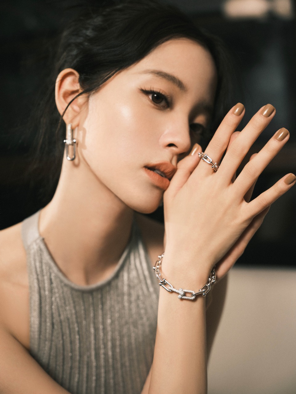 欧阳娜娜轻抚温蕴时分 动静之间闪耀无拘  第9张