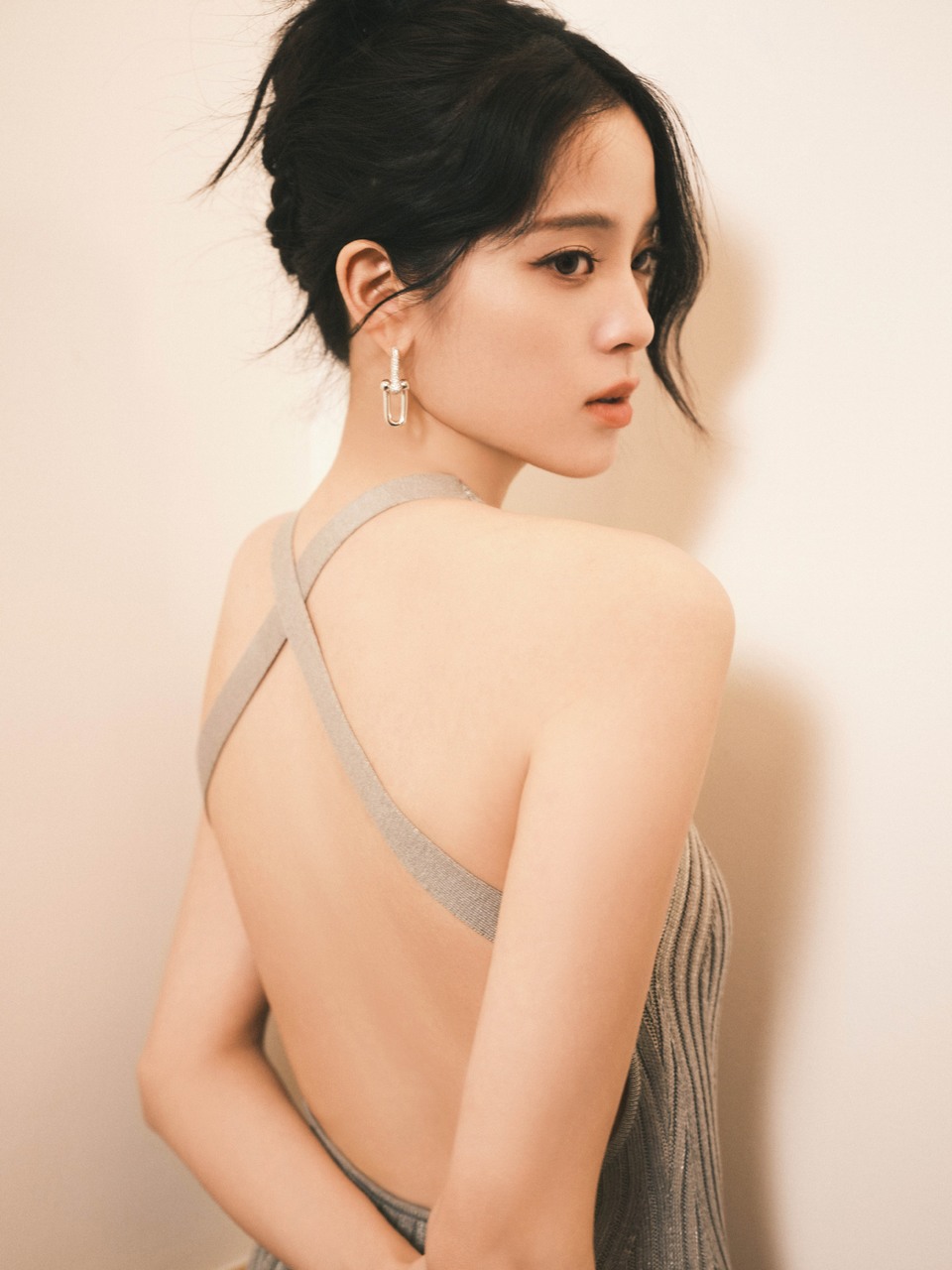 欧阳娜娜轻抚温蕴时分 动静之间闪耀无拘