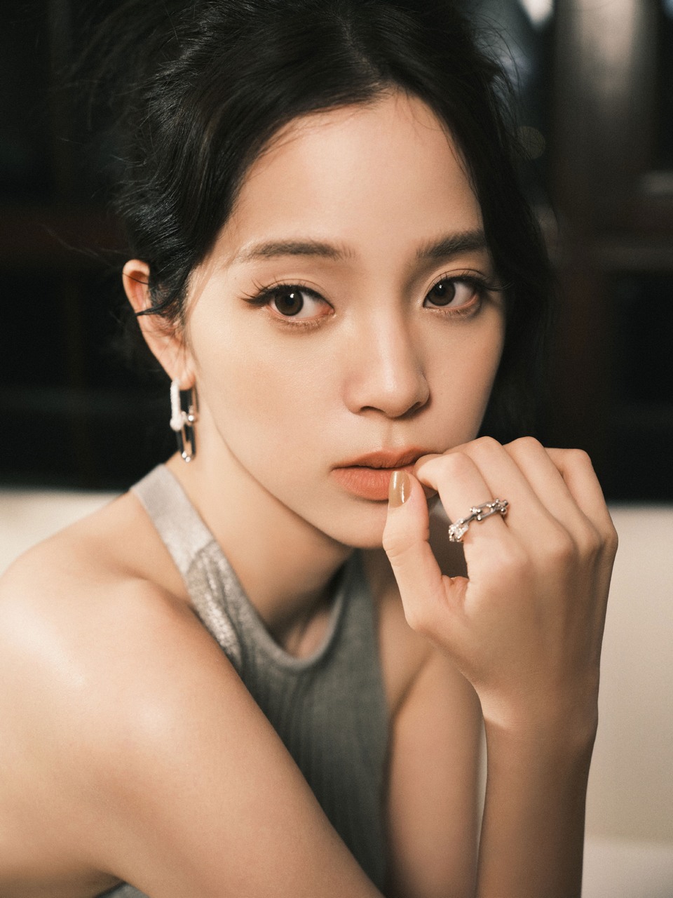 欧阳娜娜轻抚温蕴时分 动静之间闪耀无拘  第8张