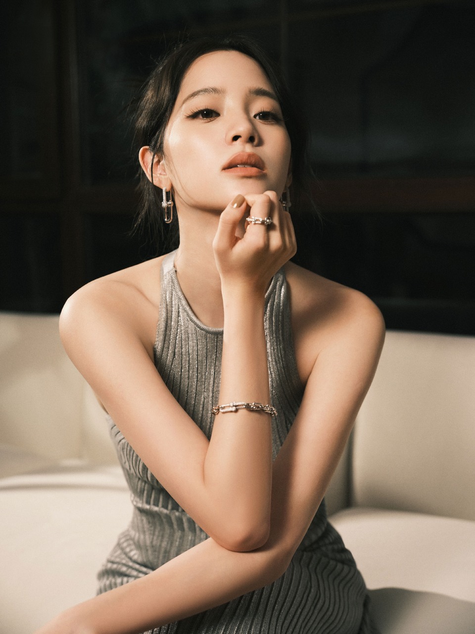 欧阳娜娜轻抚温蕴时分 动静之间闪耀无拘  第7张