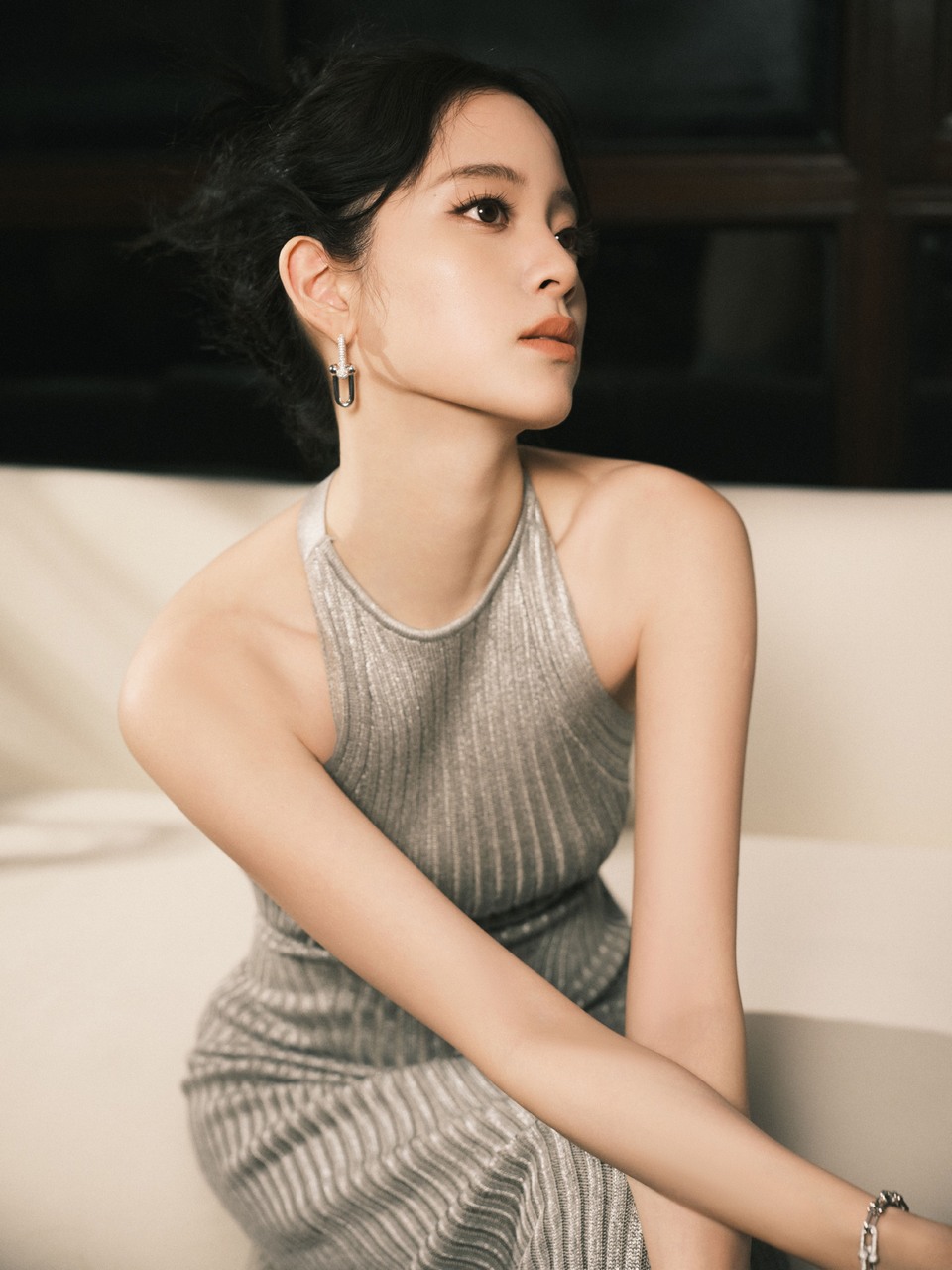 欧阳娜娜轻抚温蕴时分 动静之间闪耀无拘