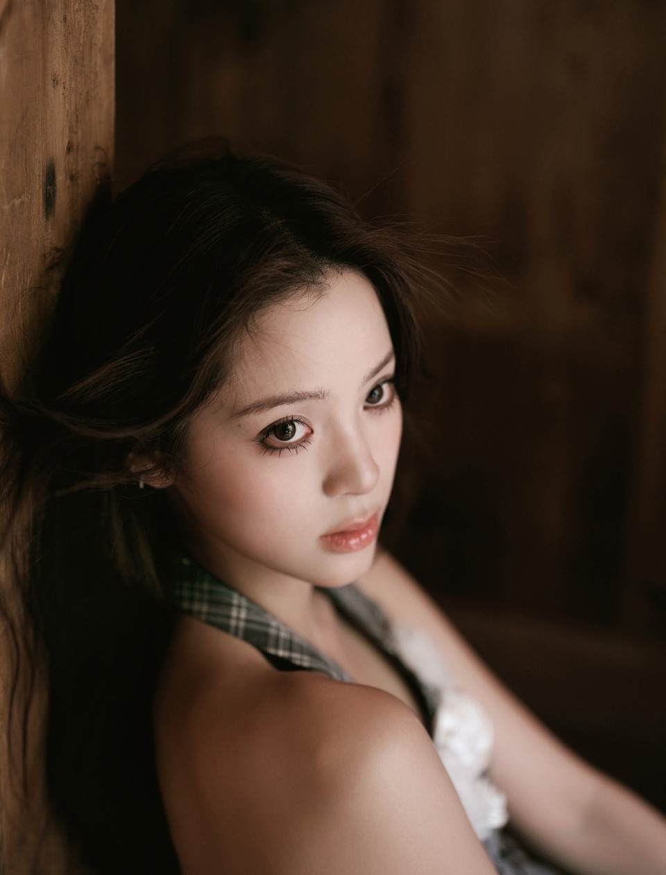 欧阳娜正悄悄酝酿 娜明媚阳光透过云层洒在窗边