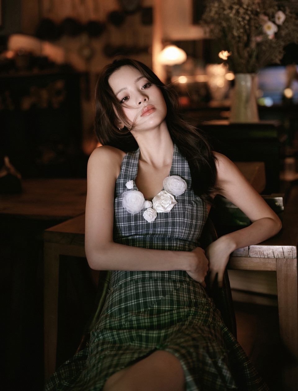 欧阳娜正悄悄酝酿 娜明媚阳光透过云层洒在窗边