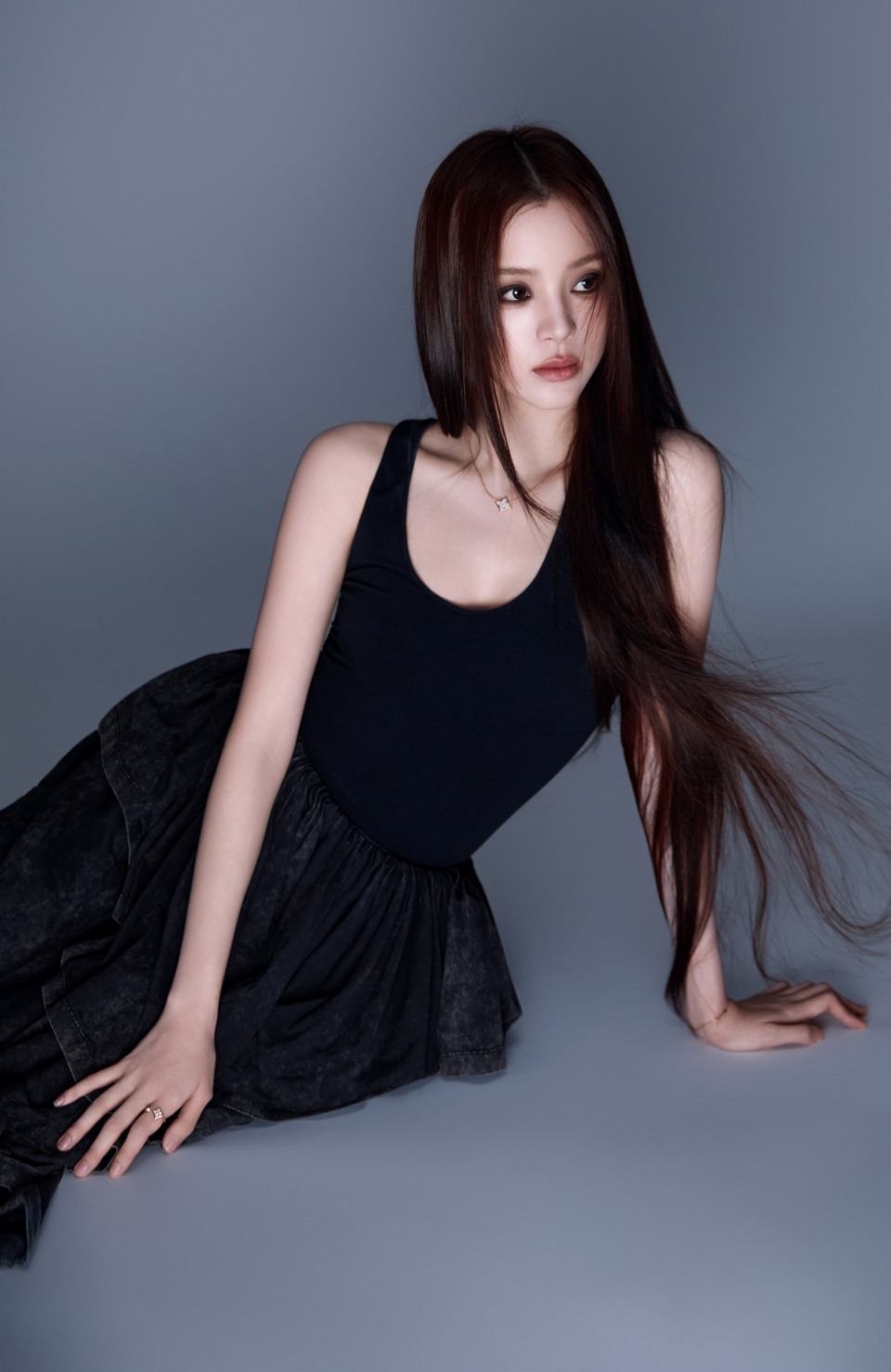 欧阳娜娜开启重塑格调 把复古烟熏装进镜头里  第9张
