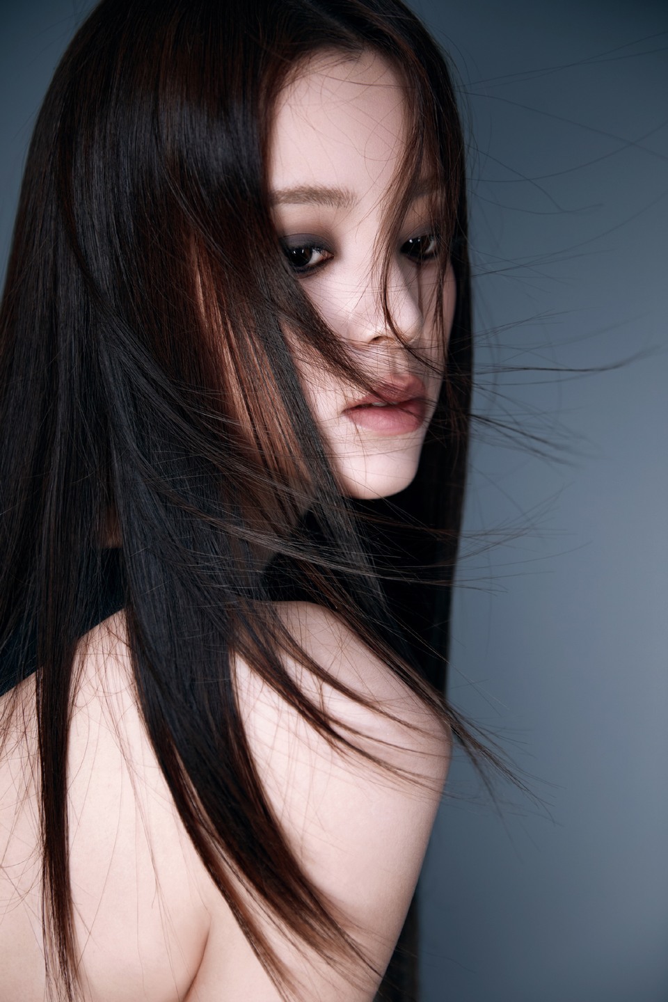 欧阳娜娜开启重塑格调 把复古烟熏装进镜头里  第10张