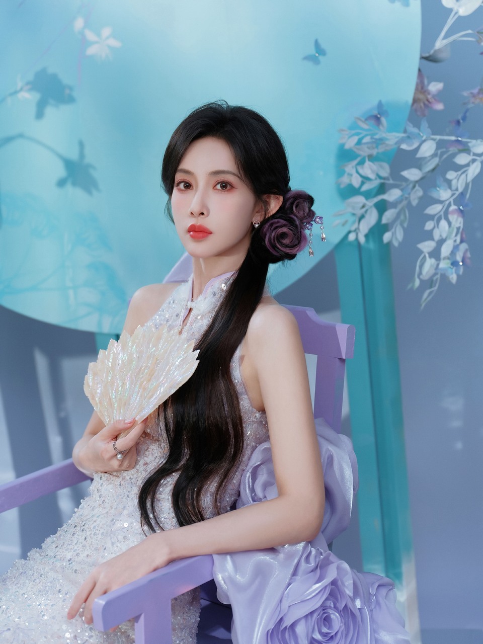 孟子义眉眼如画顾盼生辉 纤手握折扇悠悠东方韵  第9张