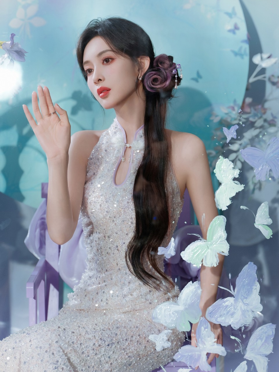 孟子义眉眼如画顾盼生辉 纤手握折扇悠悠东方韵