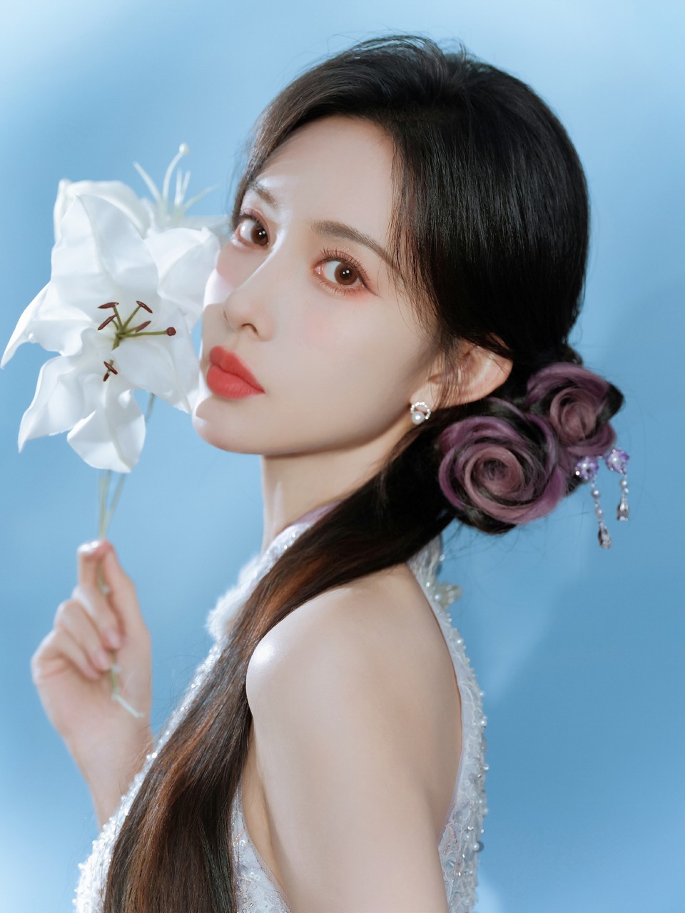 孟子义眉眼如画顾盼生辉 纤手握折扇悠悠东方韵
