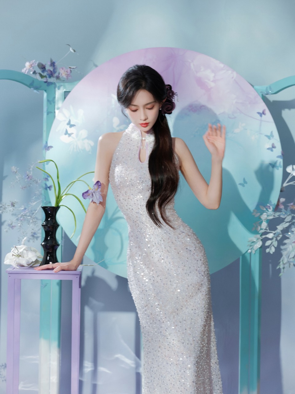 孟子义眉眼如画顾盼生辉 纤手握折扇悠悠东方韵