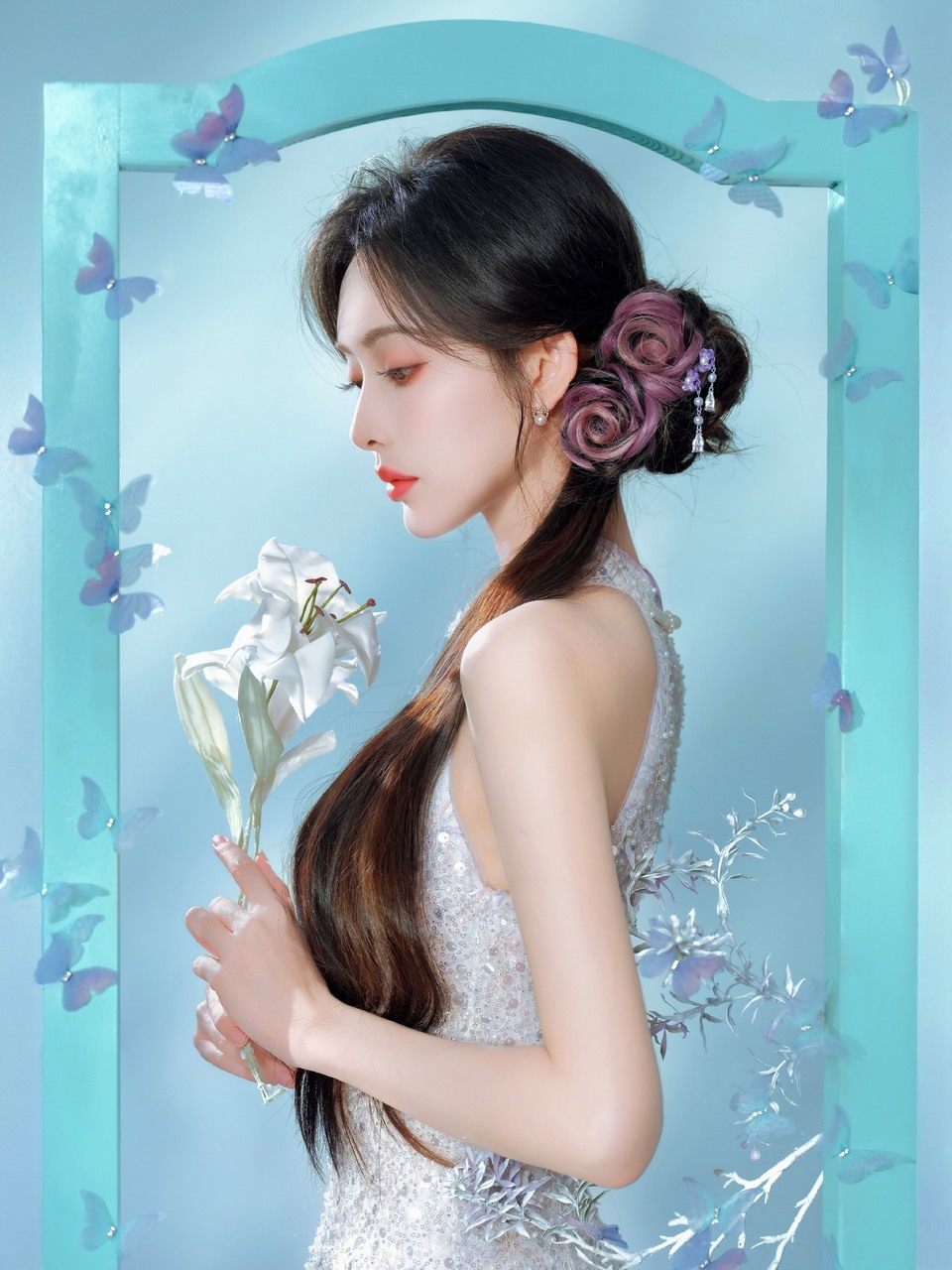 孟子义眉眼如画顾盼生辉 纤手握折扇悠悠东方韵