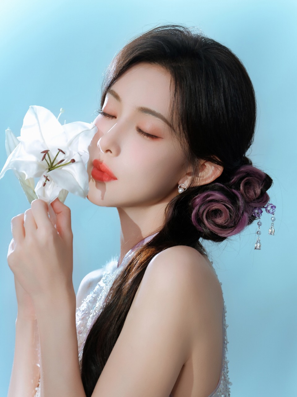 孟子义眉眼如画顾盼生辉 纤手握折扇悠悠东方韵  第8张