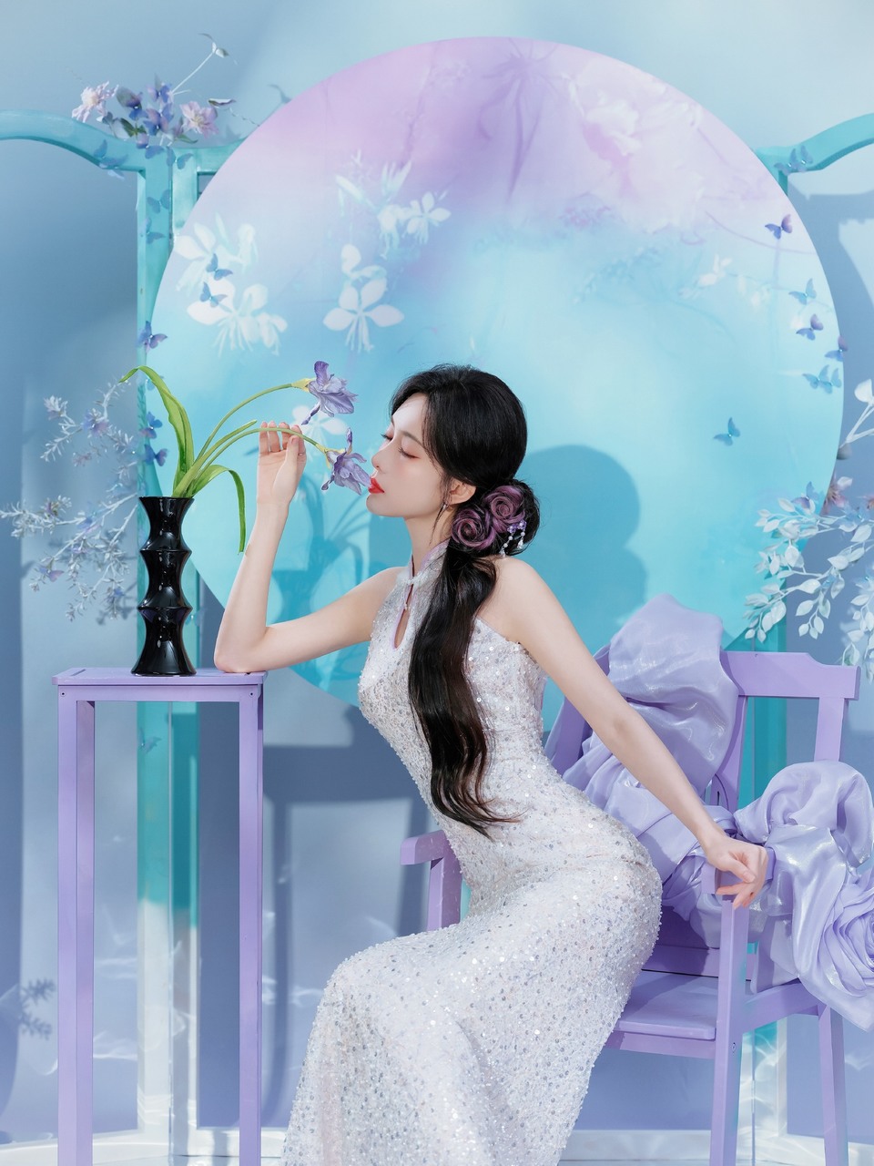孟子义眉眼如画顾盼生辉 纤手握折扇悠悠东方韵