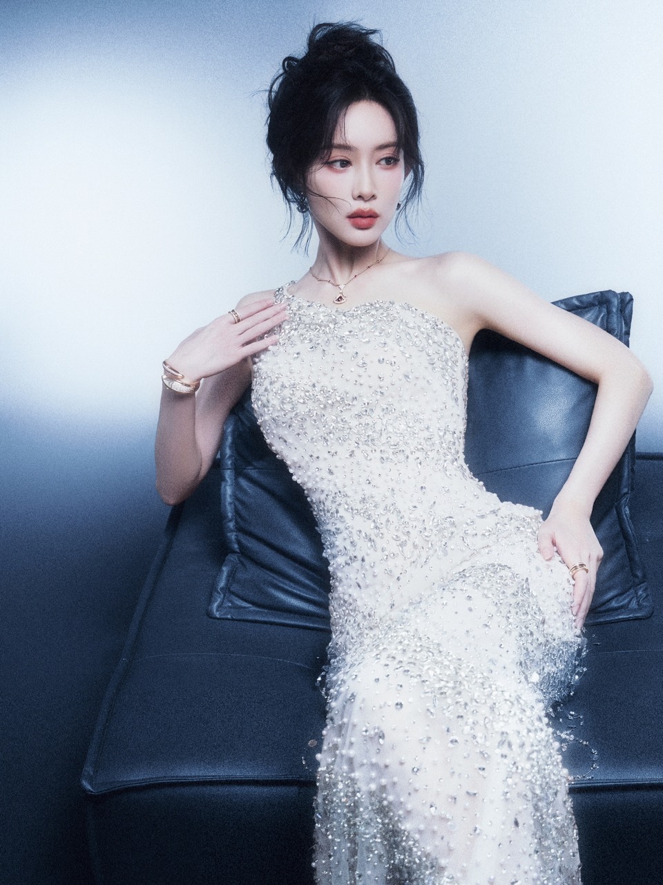 孟子义斑斓光影曼妙身姿 一同坠入蓝色潮汐之境