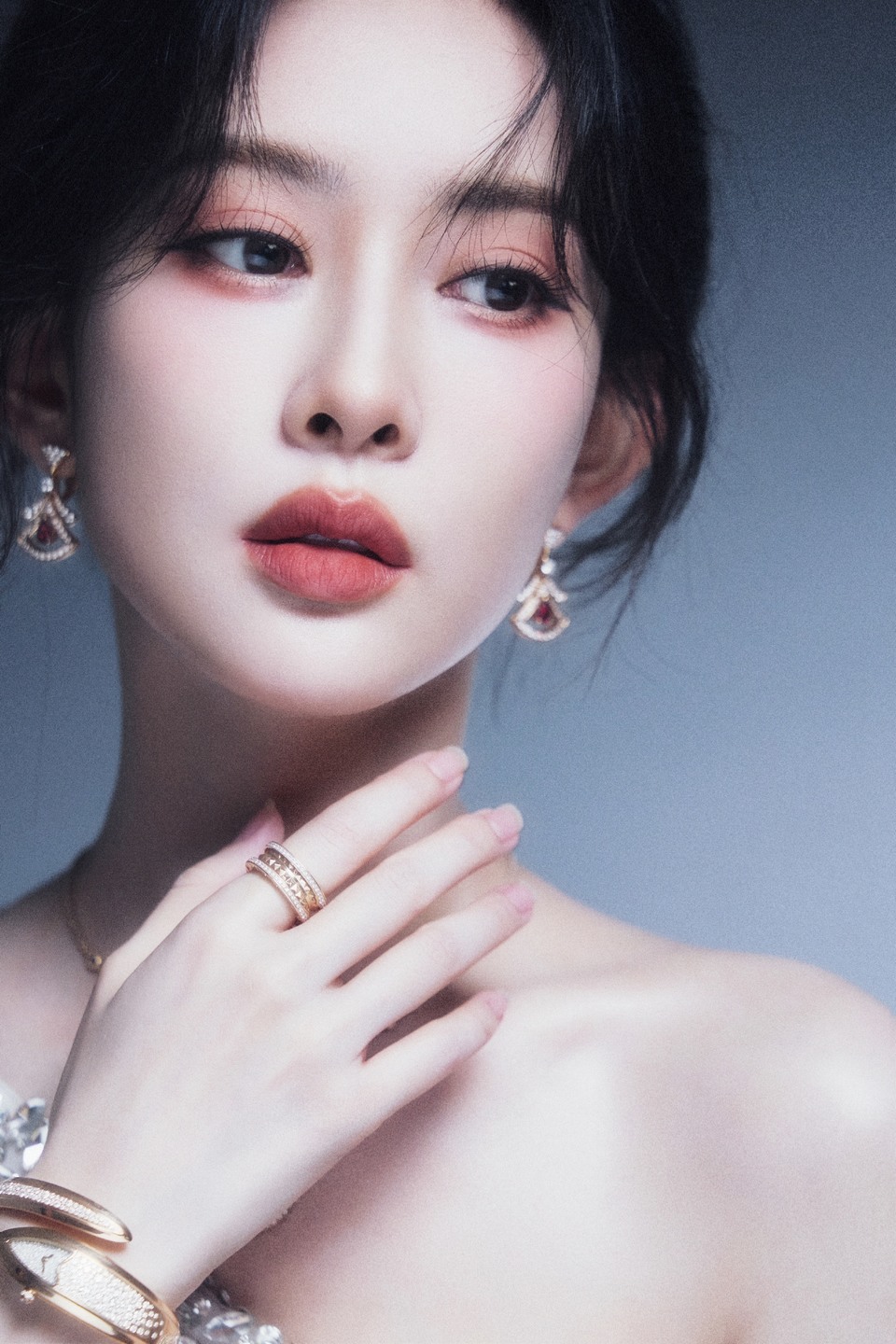 孟子义斑斓光影曼妙身姿 一同坠入蓝色潮汐之境