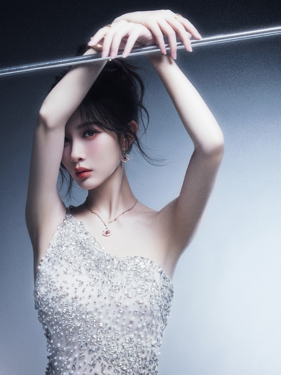 孟子义斑斓光影曼妙身姿 一同坠入蓝色潮汐之境
