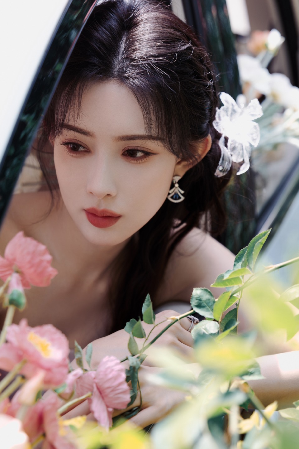 孟子义转动方向盘捕捉沿途风景 沐浴在惬意馨香里