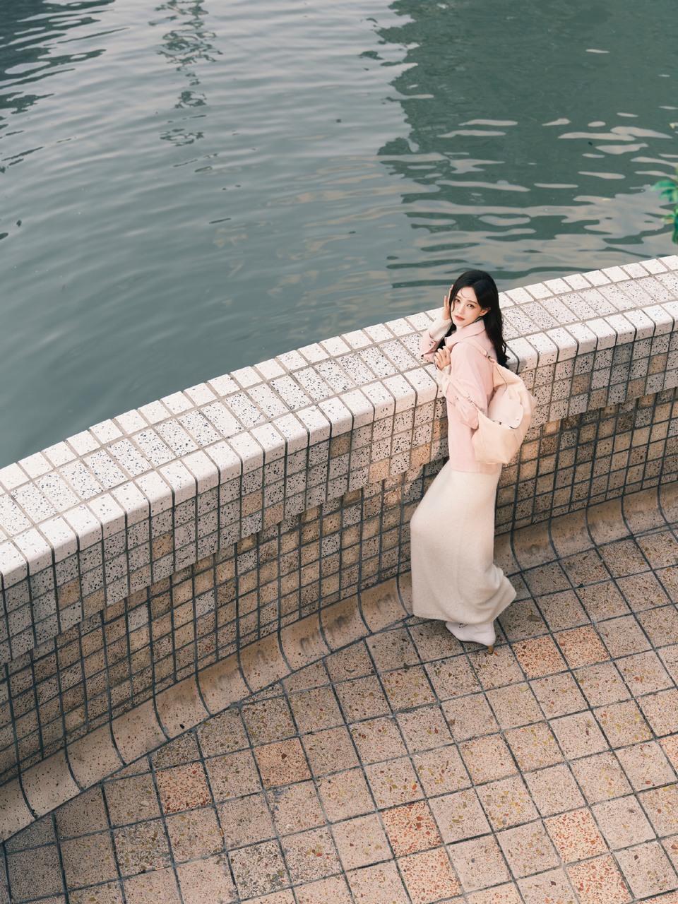 李一桐惬意舒适找寻自在 完美捕捉优雅与温暖的平衡 