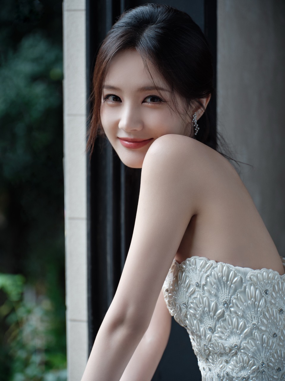 李一桐天光绿意定格从容浅笑 珍珠光泽映衬优雅轮廓  第8张