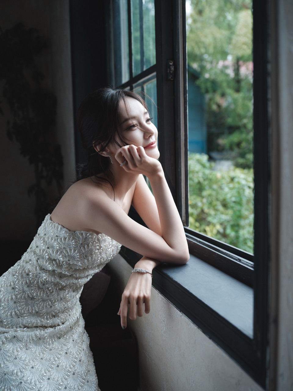 李一桐天光绿意定格从容浅笑 珍珠光泽映衬优雅轮廓