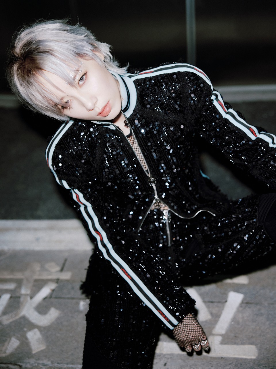 李斯丹妮银发黑衣先锋登场 颠覆定义slay舞台  第7张