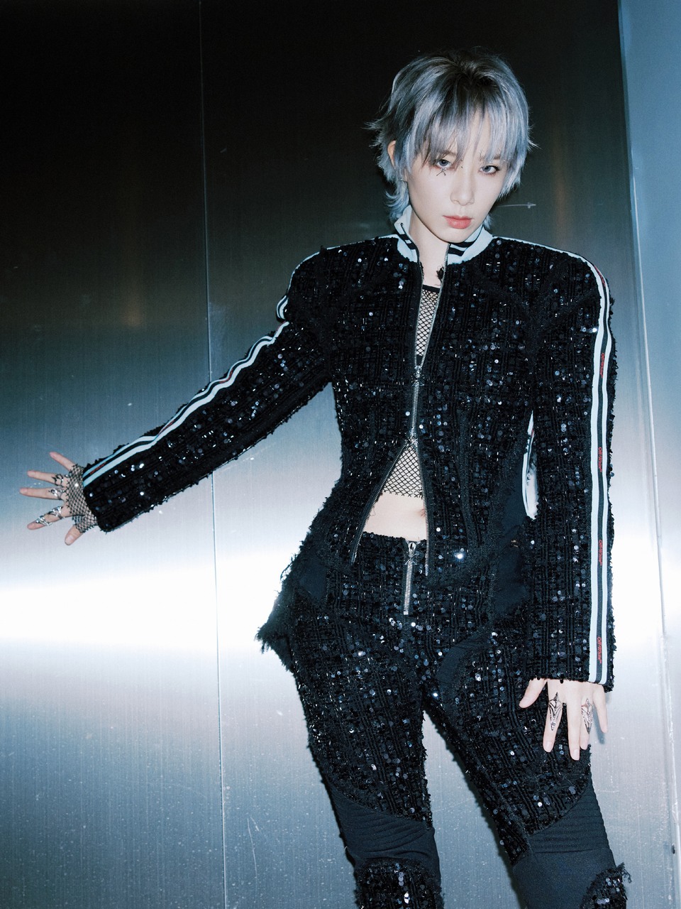 李斯丹妮银发黑衣先锋登场 颠覆定义slay舞台