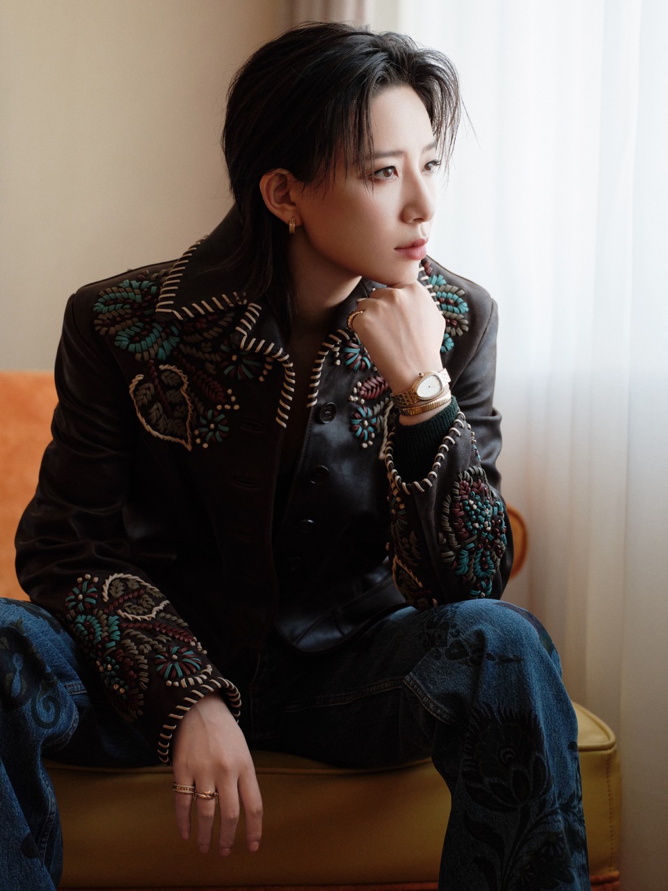 李斯丹妮冲破复古画框 生活无解用旋律燃动  第1张