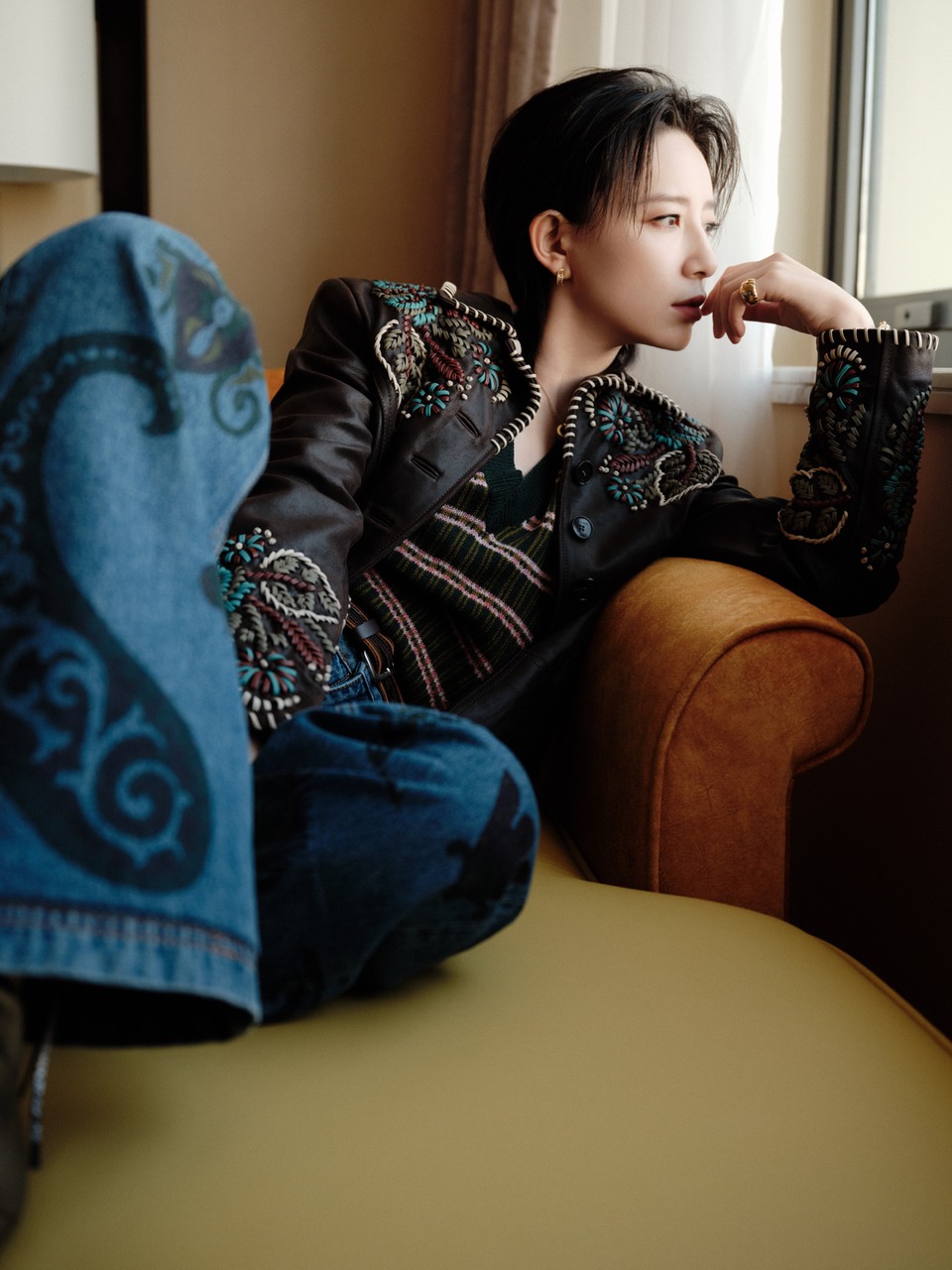 李斯丹妮冲破复古画框 生活无解用旋律燃动  第2张