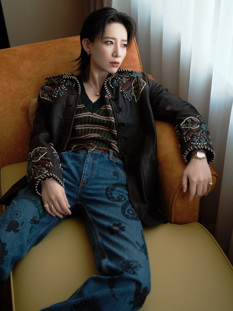 李斯丹妮冲破复古画框 生活无解用旋律燃动  第3张
