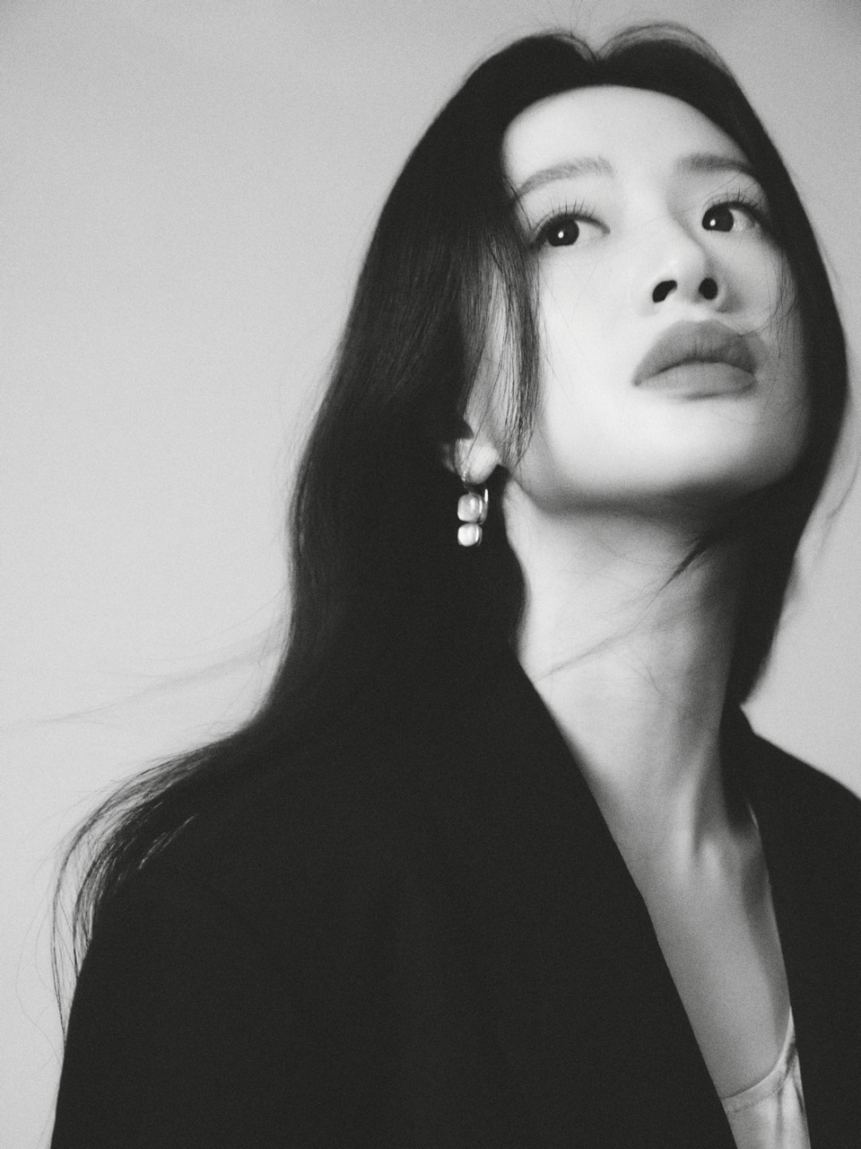 李梦以黑白为幕展露曼妙逸影 光影定格故事瞬间