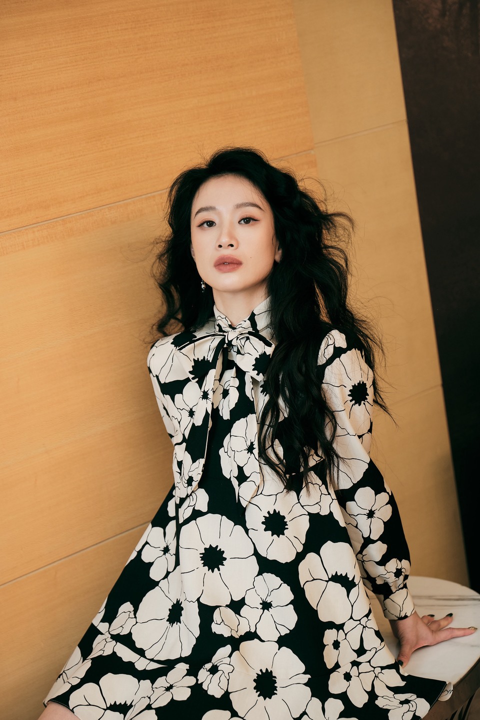 李梦秀发蓬松随性自在 柔软缎面跃动流光