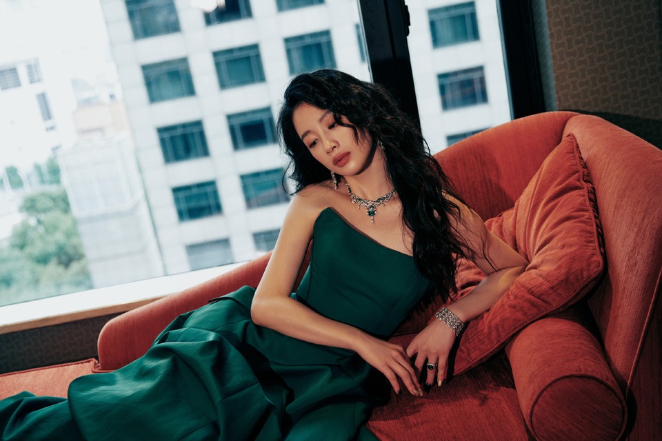 李梦举手投足飒爽夺目 在光影交织中肆意生长