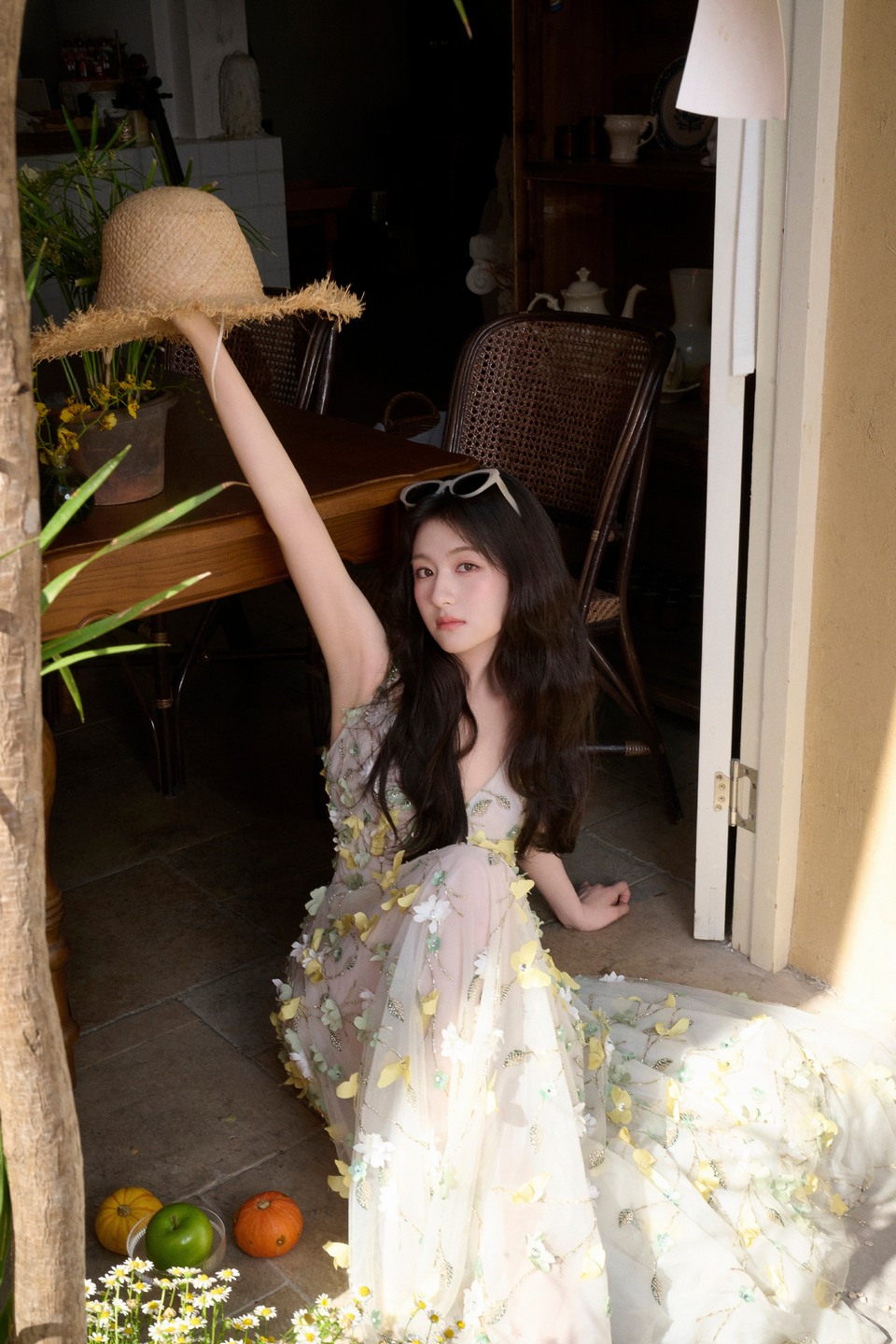 李兰迪繁花于裙幔间交叠簇拥 流光闪烁如梦似幻