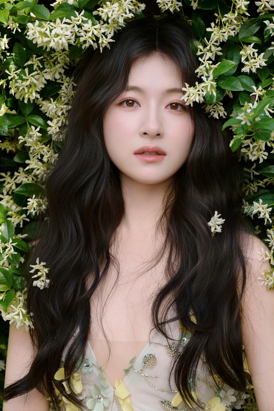 李兰迪繁花于裙幔间交叠簇拥 流光闪烁如梦似幻
