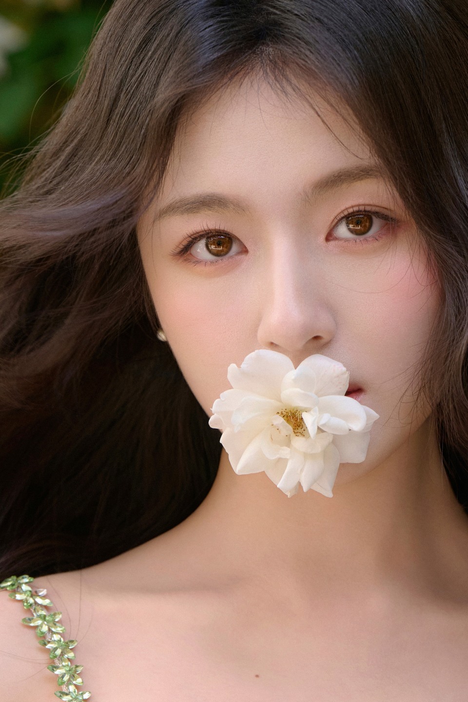 李兰迪繁花于裙幔间交叠簇拥 流光闪烁如梦似幻