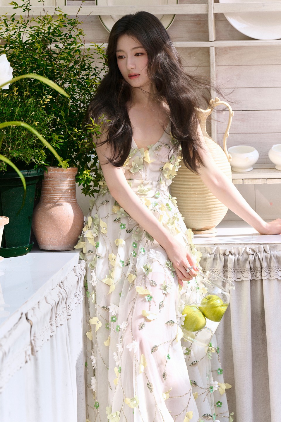 李兰迪繁花于裙幔间交叠簇拥 流光闪烁如梦似幻