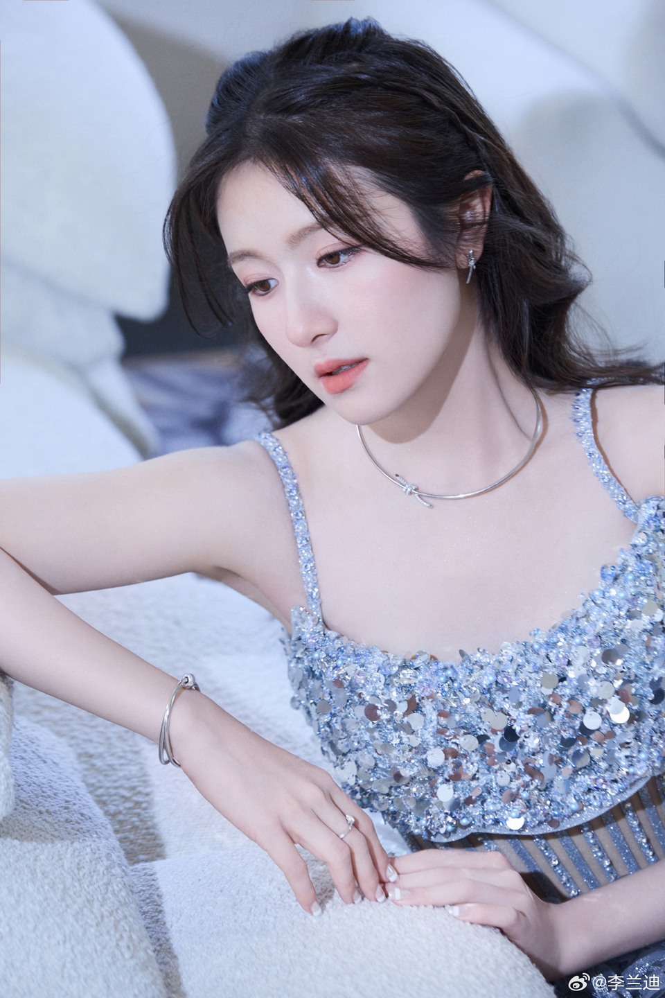 李兰迪寻觅烂漫 温柔不经意流露与飘逸悄然邂逅  第6张