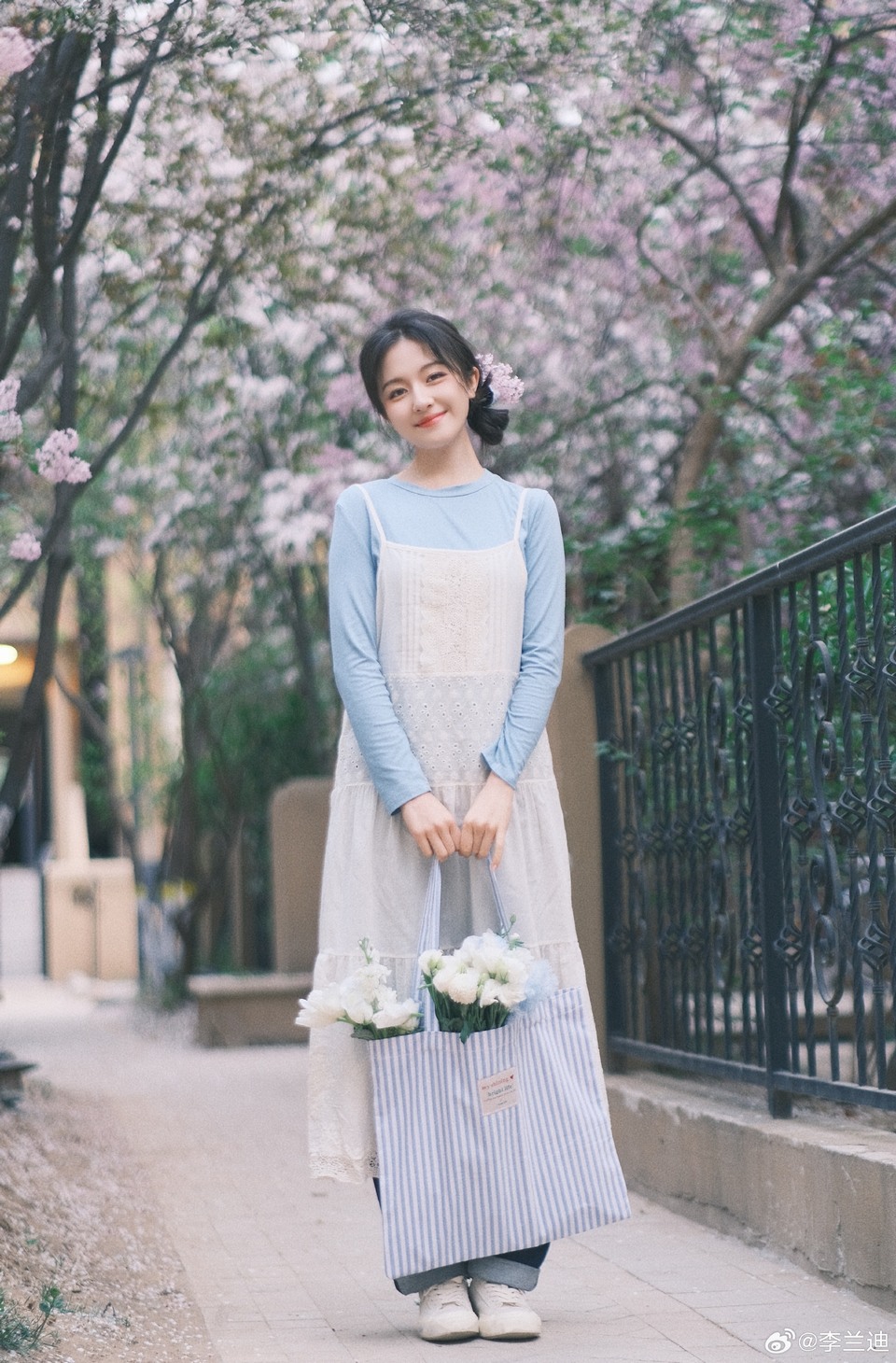 李兰迪接收爱意讯号 给浪漫的日子增添几缕花香  第1张