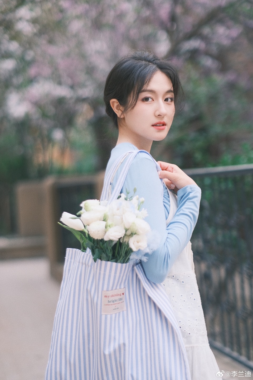李兰迪接收爱意讯号 给浪漫的日子增添几缕花香  第6张