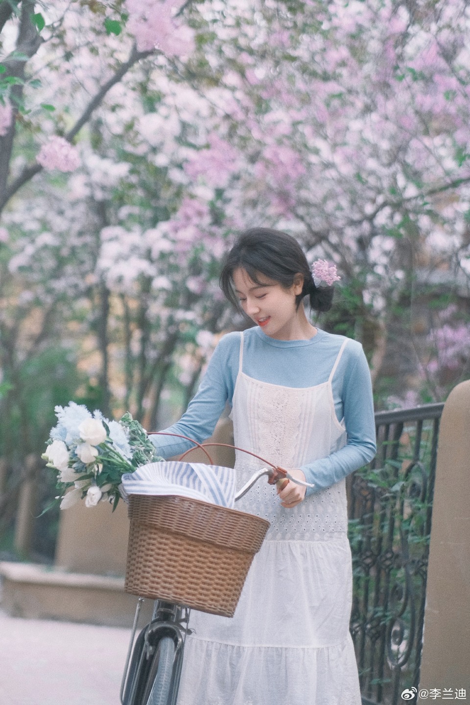 李兰迪接收爱意讯号 给浪漫的日子增添几缕花香  第2张