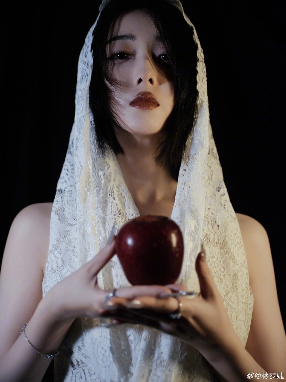 蒋梦婕化身魔法巫师 定格瞬间展现别样风格